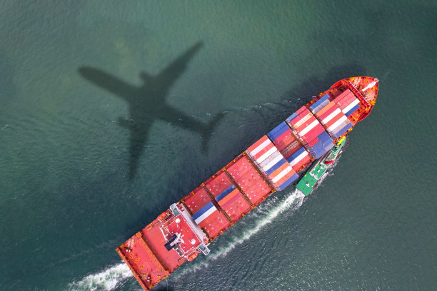 运输货机和集装箱船全球进出口工业物流业务和运输概念白色背景图片下载