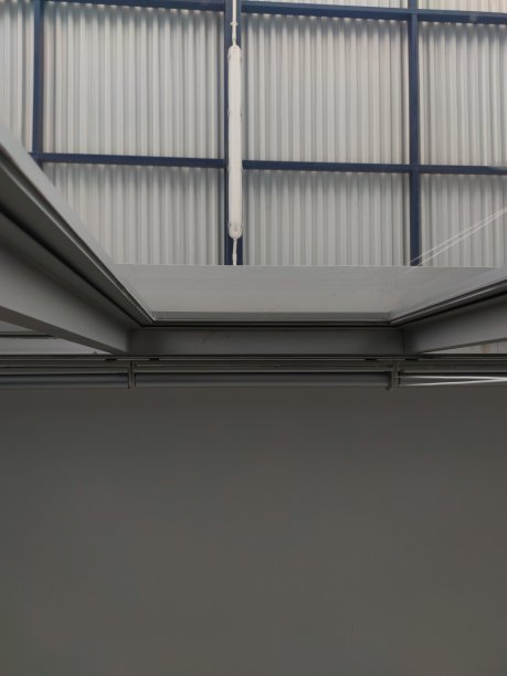 有紧柱的棚顶图片下载