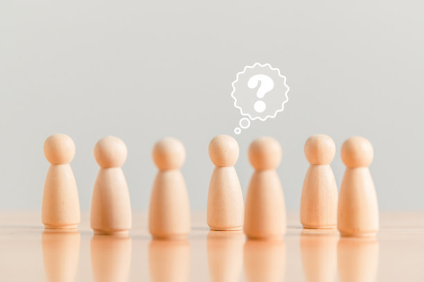 在人群中有疑问和需要帮助解决问题的人。人对木桌一无所知。商业营销和创意解决方案的概念。图片下载