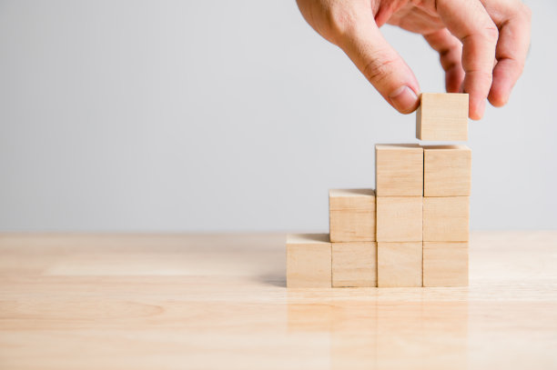 手工安排木块堆叠在木桌上作为台阶楼梯。经营理念为成长成功的过程。本空间图片下载