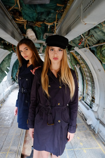 两名年轻貌美的空姐坐在一架旧飞机上图片下载