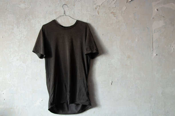房间里灰色墙上的衣架上挂着一件纯色男士夹克图片下载