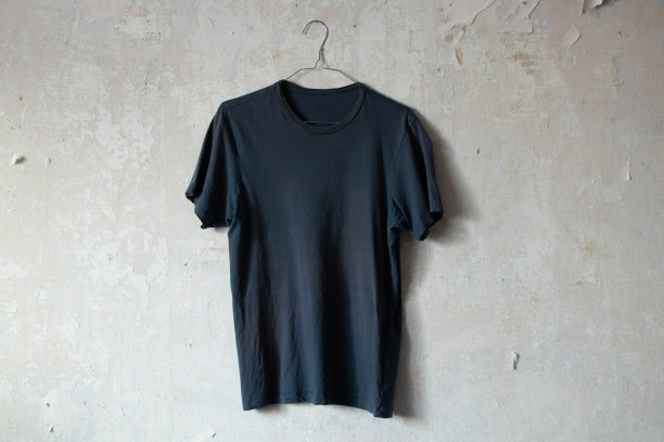房间里灰色墙上的衣架上挂着一件纯色男士夹克图片下载