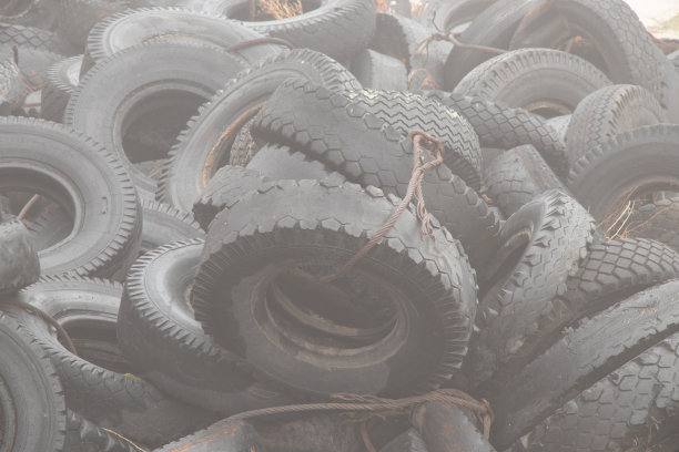 在乌克兰的一个垃圾填埋场，废旧轮胎躺在地上，这是该行业的一个环境问题图片下载