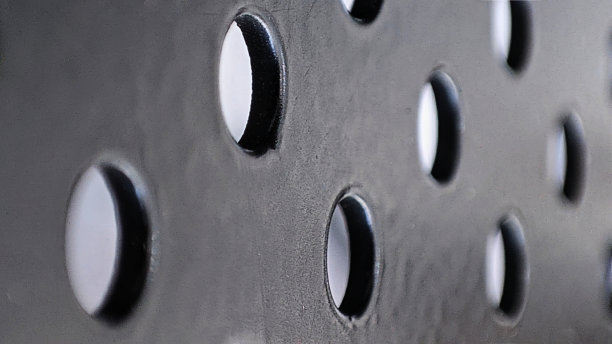 表面有许多孔的厚钢板图片下载