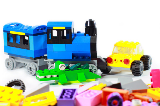 在白色的背景上孤立的一组物体彩色玩具，增强儿童的想象力图片下载