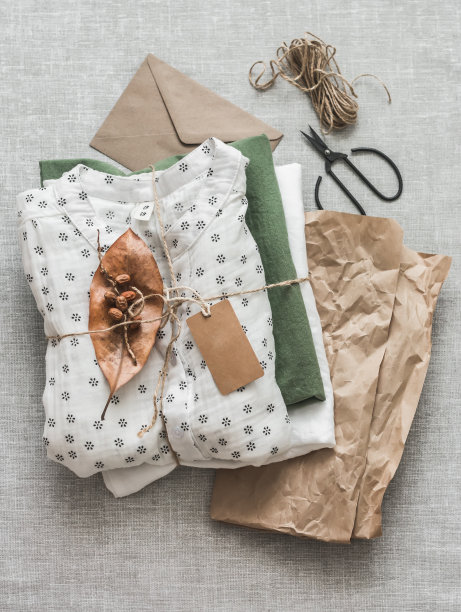 以顾客为中心的理念。以爱与关怀为环保包装的女性服装，浅色背景，俯视图图片下载