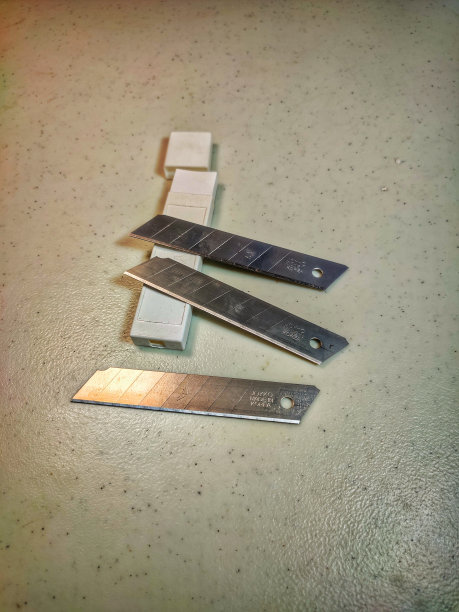 三把水刀和一个保护性的白盒子图片下载