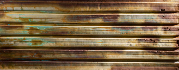 磨损和生锈，旧油漆和生锈的颜色，金属外观墙图片下载