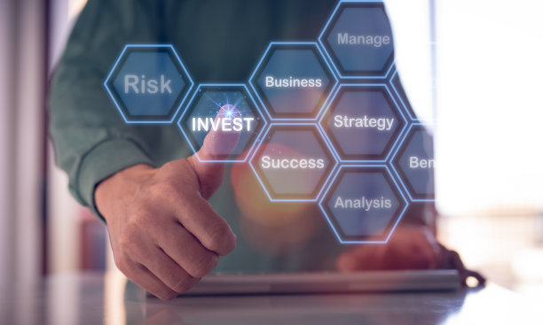 投资商业计划和战略概念，为商人呈现投资战略和商业因素风险管理数据分析的好处图片下载