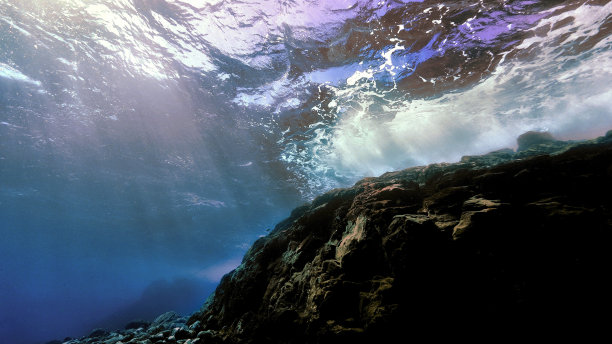 水下照片的光线在岩石海岸图片下载