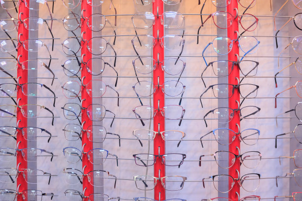 屈光度眼镜放在架子上图片下载