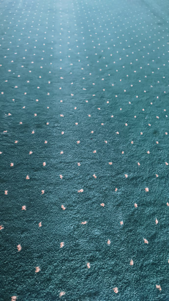 绿色地毯上的白色圆点图案图片下载