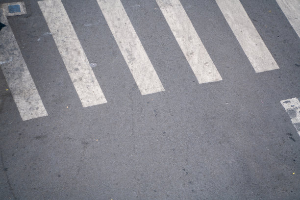 街道上白色人行横道的特写图片下载