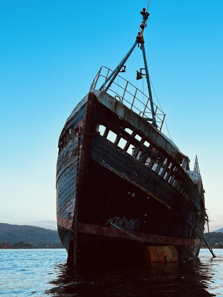 一艘被遗弃的拖网渔船残骸图片下载