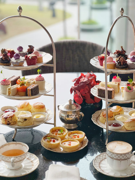 英式下午茶:三明治、烤饼、糕点和蛋糕图片下载