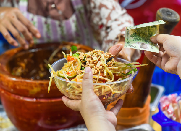 在美食节的越南夜市，一名越南妇女在卖面条和蔬菜图片下载