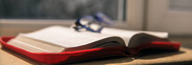 眼镜放在书上图片下载