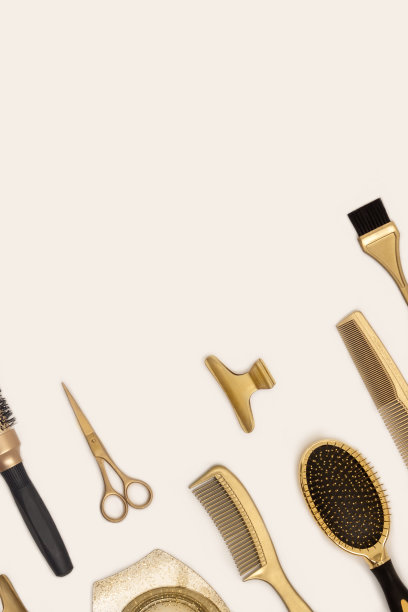 金色的美发工具在米色的背景。垂直模板与美发配件和空间的文字图片下载