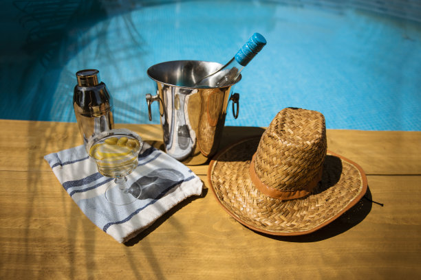 泳池边放松鸡尾酒!图片下载