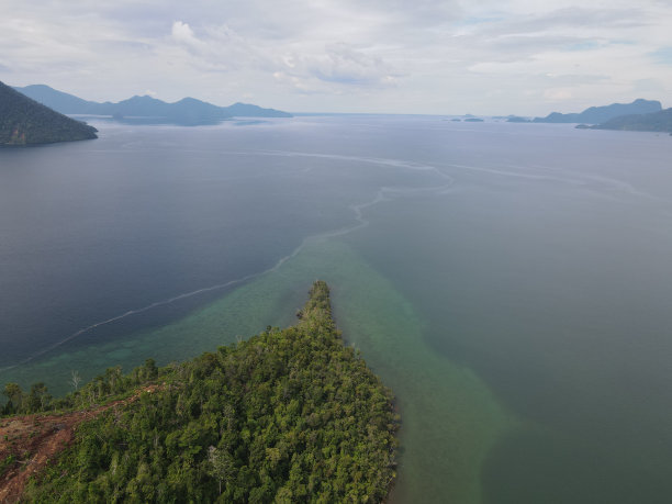 小岛，采矿地点，海景，无人机视图图片下载