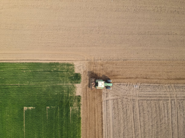 农田里的农用拖拉机，无人机视角图片下载