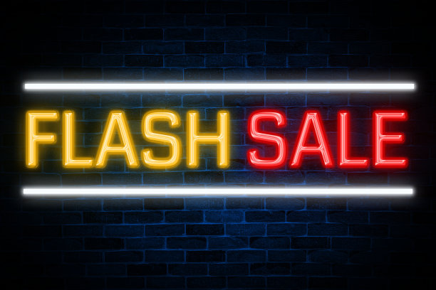 闪购霓虹灯横幅砖墙背景。图片下载