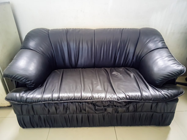 房子露台上灰色沙发的照片图片下载