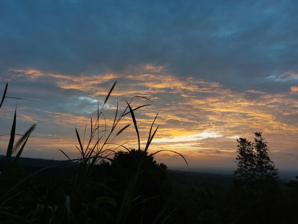 日出与山景。图片下载
