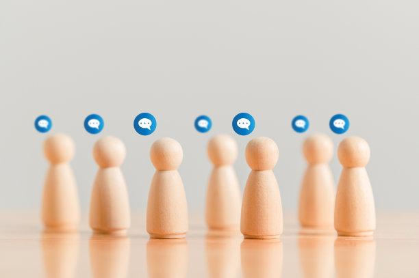 社交聚会与短信泡沫信息交流在木制雕像和桌面。人们的生活方式和社交媒体概念。图片下载