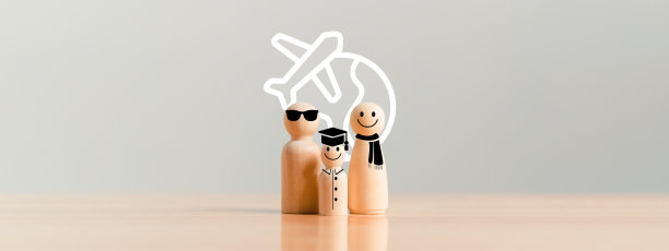 孩子从木质背景的大学毕业后，幸福的家庭环游世界。木制小雕像作为游客。旅游和旅游理念。图片下载