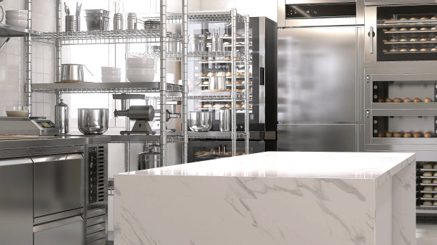 商用白色大理石台面空岛桌，专业烘焙厨房配有不锈钢对流，甲板烤箱，冷冻室，冰箱，货架，橱柜，设备图片下载