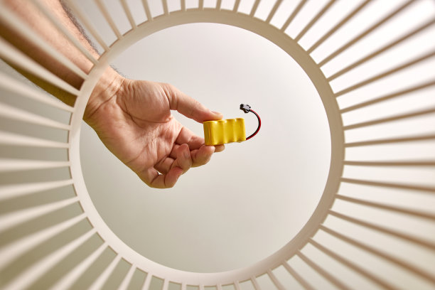 旧电池被扔到垃圾桶里回收利用。从下面看。回收和处置的概念。图片下载