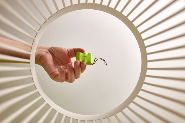 旧电池被扔到垃圾桶里回收利用。从下面看。回收和处置的概念。图片下载