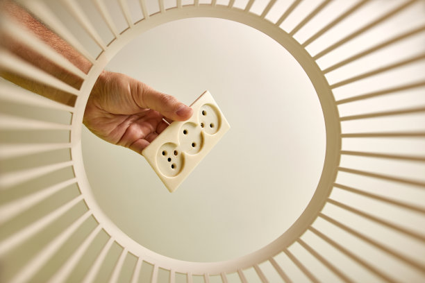 旧的出口tee被扔进垃圾桶处理和回收。从下面看。废物利用和处理的概念。图片下载