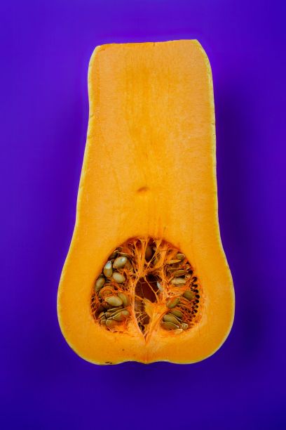 南瓜切成两半，彩色背景图片下载