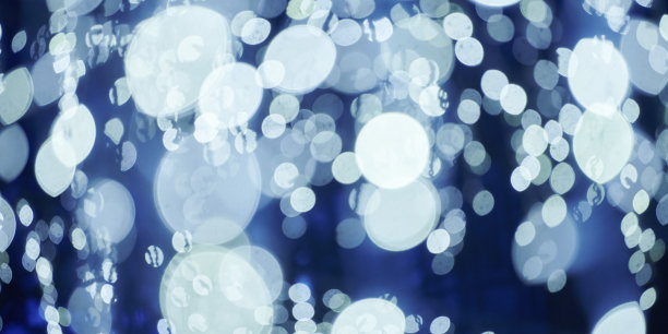 圣诞花环的蓝灯散景，模糊的节日背景，抽象的灯光图片下载