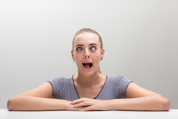 漂亮的女孩让我们开怀大笑图片下载