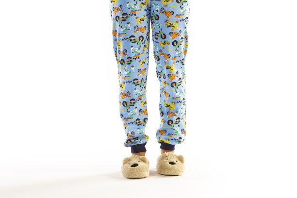 穿睡衣的男孩。白色背景。腿的细节。休闲晚装图片下载