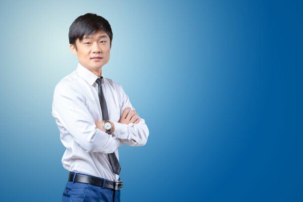 帅气的亚洲年轻人穿着西装站在那里图片下载