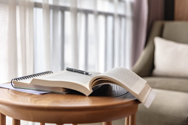 在圆桌上打开一本书和一支笔图片下载