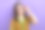 照片可爱漂亮的女士穿着时髦的衣服，手拿质量配件推荐光学商店孤立的紫色背景图片下载