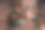 边境牧羊犬和他的小主人坐在街上。边境牧羊犬宠物狗和主人的照片。图片下载