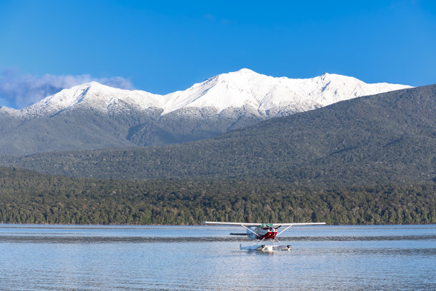 一架海上飞机在新西兰南岛阿瑙湖上的照片图片下载