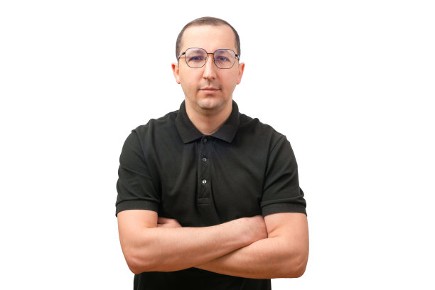 一个年轻人在白色背景上看着相机的肖像。成功的概念图片下载