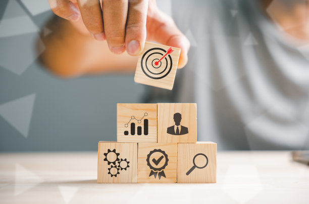 手工精心排列的木块堆叠图片下载