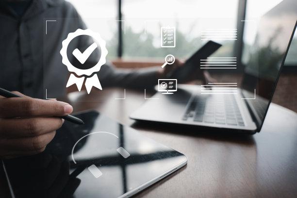 商人拿着展示ISO认证和质量保证的平板电脑。符合国际标准并保证提供一流的服务。数字技术是关键。图片下载