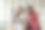 两个年轻的女商人和会计谈论笔记本电脑和平板电脑两个有吸引力的千禧一代白人女商人正在一起计划他们的项目。图片下载