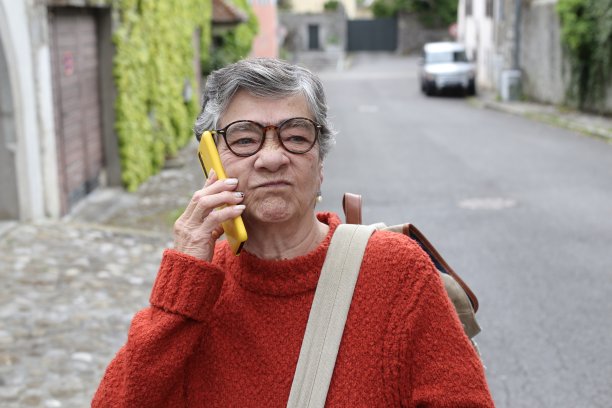 愤怒的女上司打电话来了图片下载