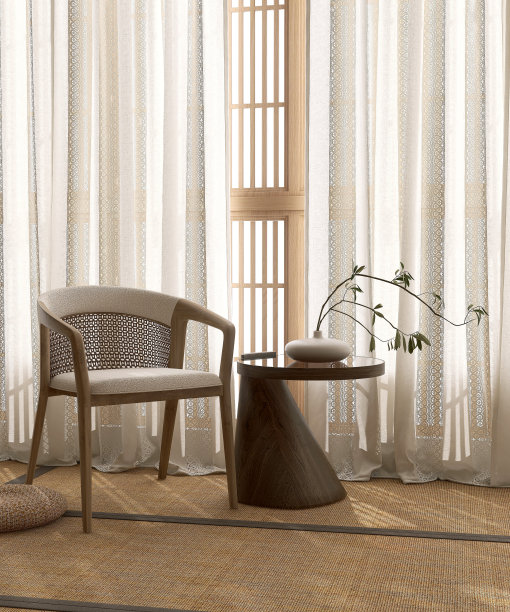 木椅，藤背，靠垫，柚木边桌，花瓶里插着小树枝，阳光从蕾丝图案织物窗帘垂在榻榻米地板上，窗图片下载